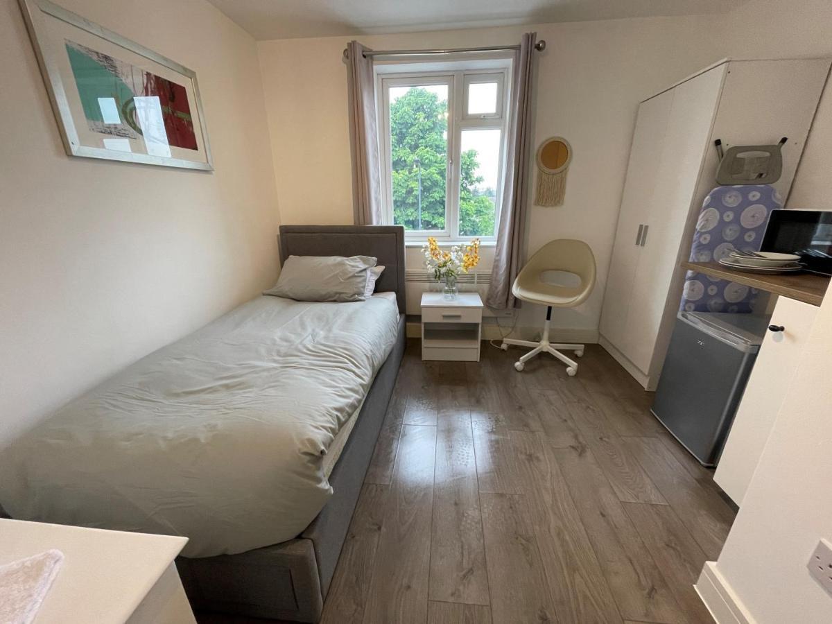 Letzi Premium Cozy Retreat Private En-Suite Rooms, Wembley London Exterior photo